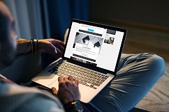 MacBook Screen Mock-Up / 21 PSD  Product Image 18