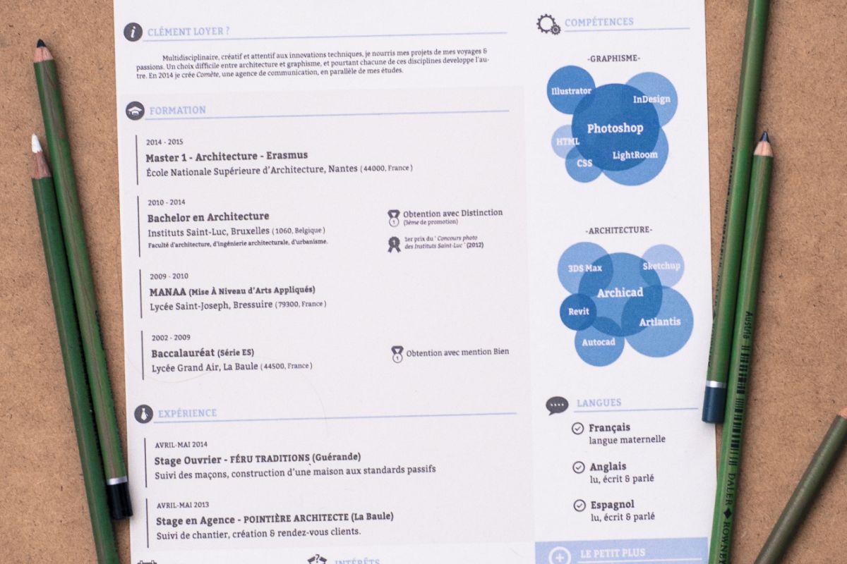 Graphic Blue Resume example image 1